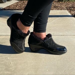 JBU J41 Villager Black Perfotated Furry Booties size 9